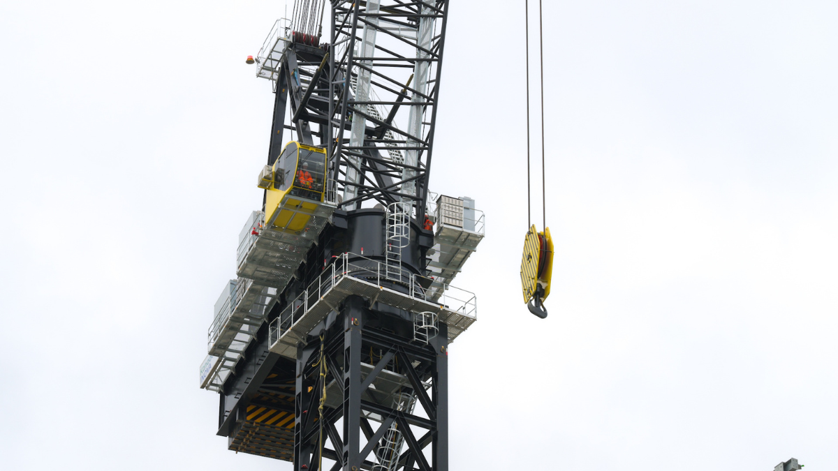 tilbury trident mega crane erection