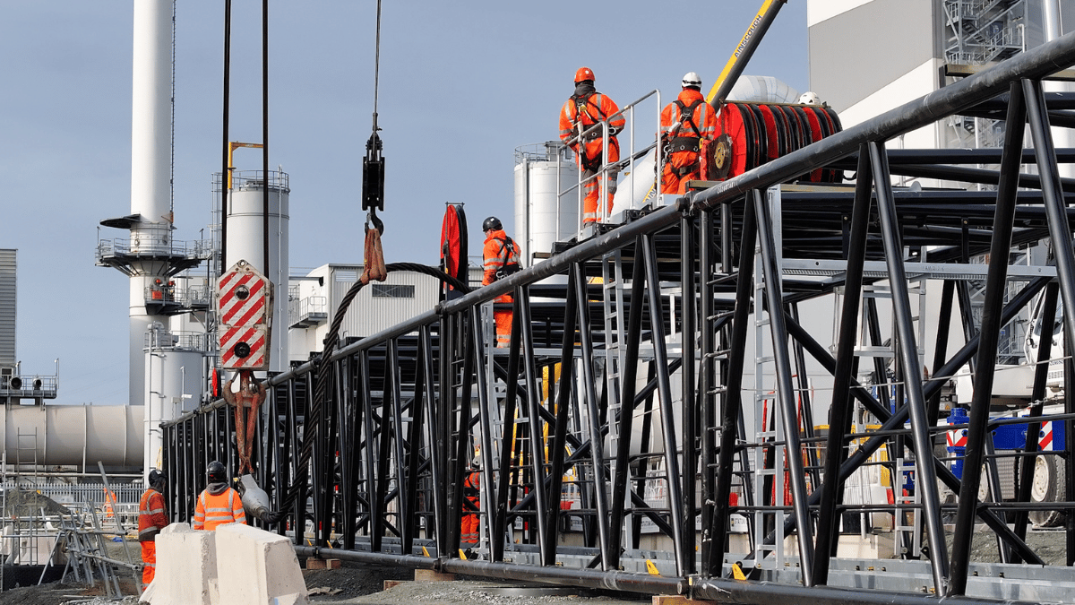 tilbury trident mega crane erection