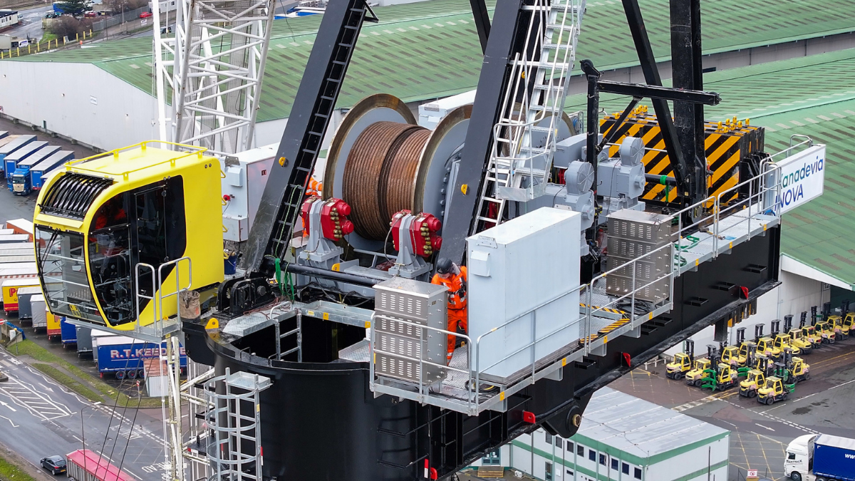 tilbury trident mega crane erection